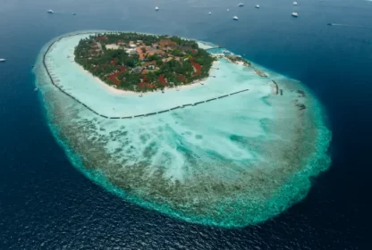 What is the oldest resort in the Maldives?