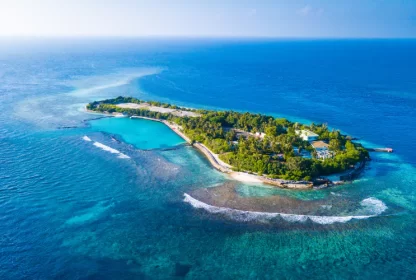 Which atoll has the most islands in Maldives?